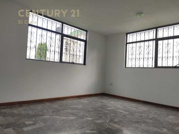 Casa venta en San Cristóbal La Calera con amplio jardín