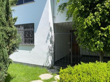 Casa venta en San Cristóbal La Calera con amplio jardín