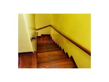 VENTA DE CASA DE 3 PISOS EN PUEBLO LIBRE AREA: 126 m2.

Venta de casa en Pueblo Libre queda ubicada en Pasaje Salta cruce con la Av. Simón Bolívar.
