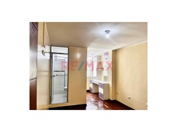 VENTA DE CASA DE 3 PISOS EN PUEBLO LIBRE AREA: 126 m2.

Venta de casa en Pueblo Libre queda ubicada en Pasaje Salta cruce con la Av. Simón Bolívar.