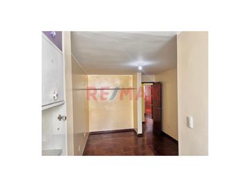 VENTA DE CASA DE 3 PISOS EN PUEBLO LIBRE AREA: 126 m2.

Venta de casa en Pueblo Libre queda ubicada en Pasaje Salta cruce con la Av. Simón Bolívar.