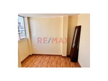 VENTA DE CASA DE 3 PISOS EN PUEBLO LIBRE AREA: 126 m2.

Venta de casa en Pueblo Libre queda ubicada en Pasaje Salta cruce con la Av. Simón Bolívar.