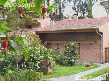 Chalet de ladrillo visto.
