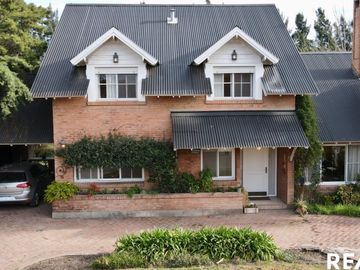 VENTA CASA GALÁPAGOS 5 AMBIENTES ,PILETA