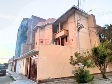 ¿Buscas una casa espaciosa, bien ubicada y lista para recibir a tu familia? ¡Esta es tu oportunidad!
Te presentamos esta hermosa casa en esquina, ubi