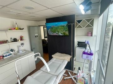 VENTA SALON ESTETICO 4 BOX SANTA BEATRIZ PROVIDENCIA 75m2