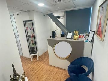 VENTA SALON ESTETICO 4 BOX SANTA BEATRIZ PROVIDENCIA 75m2