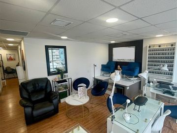 VENTA SALON ESTETICO 4 BOX SANTA BEATRIZ PROVIDENCIA 75m2