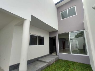 CASA NUEVA EN VENTA CON RECAMARA EN P.B. FRACCIONAMIENTO FLORESTA EN ZONA ALTA