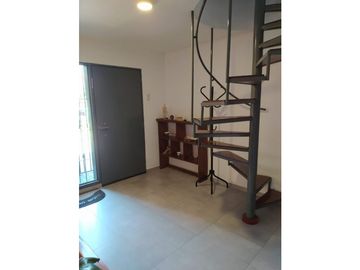 VENDEMOS HERMOSA CASA RECICLADA PARQUE LATINO  4 DORMITORIOS