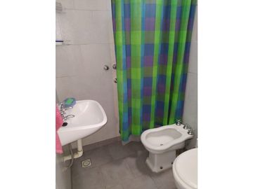 VENDEMOS HERMOSA CASA RECICLADA PARQUE LATINO  4 DORMITORIOS