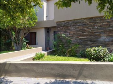 VENDEMOS HERMOSA CASA RECICLADA PARQUE LATINO  4 DORMITORIOS