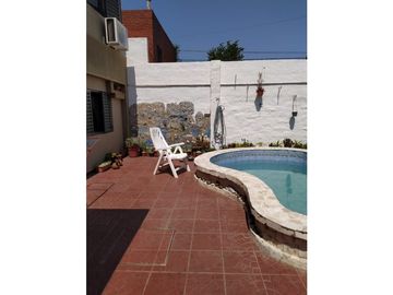 VENDEMOS HERMOSA CASA RECICLADA PARQUE LATINO  4 DORMITORIOS