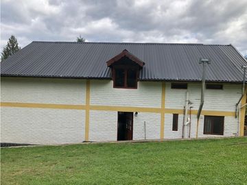 EN VENTA EXCELENTE CHACRA DE 2 HA CON 2 CASAS, 2 DPTOS Y QUINCHO CH143