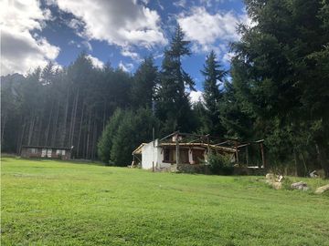 EN VENTA EXCELENTE CHACRA DE 2 HA CON 2 CASAS, 2 DPTOS Y QUINCHO CH143