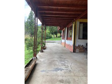 EN VENTA EXCELENTE CHACRA DE 2 HA CON 2 CASAS, 2 DPTOS Y QUINCHO CH143