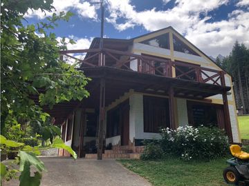 EN VENTA EXCELENTE CHACRA DE 2 HA CON 2 CASAS, 2 DPTOS Y QUINCHO CH143