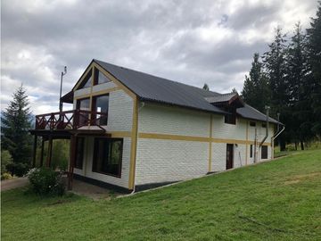 EN VENTA EXCELENTE CHACRA DE 2 HA CON 2 CASAS, 2 DPTOS Y QUINCHO CH143