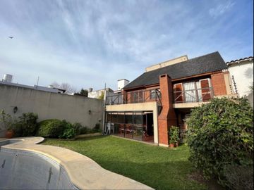 Excelente chalet 6 ambientes en Parque Ayerza, Castelar Norte.,  Posibilidad de permuta menor valor . Consulte.-