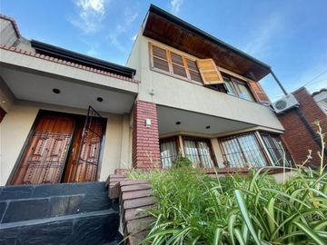 Excelente chalet 6 ambientes en Parque Ayerza, Castelar Norte.,  Posibilidad de permuta menor valor . Consulte.-
