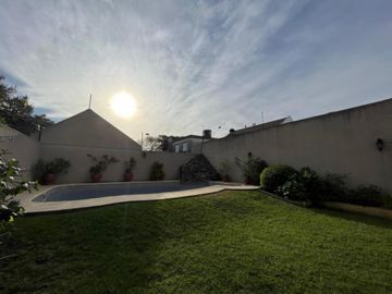 Excelente chalet 6 ambientes en Parque Ayerza, Castelar Norte.,  Posibilidad de permuta menor valor . Consulte.-