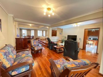 Excelente chalet 6 ambientes en Parque Ayerza, Castelar Norte.,  Posibilidad de permuta menor valor . Consulte.-