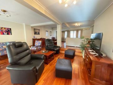 Excelente chalet 6 ambientes en Parque Ayerza, Castelar Norte.,  Posibilidad de permuta menor valor . Consulte.-