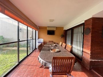Excelente chalet 6 ambientes en Parque Ayerza, Castelar Norte.,  Posibilidad de permuta menor valor . Consulte.-