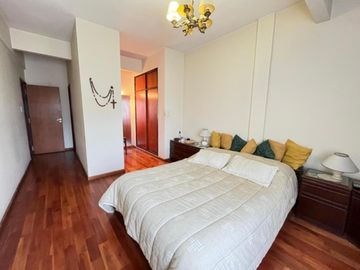 Excelente chalet 6 ambientes en Parque Ayerza, Castelar Norte.,  Posibilidad de permuta menor valor . Consulte.-
