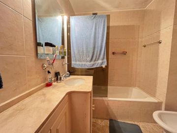 Excelente chalet 6 ambientes en Parque Ayerza, Castelar Norte.,  Posibilidad de permuta menor valor . Consulte.-