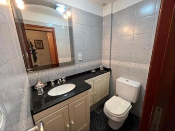Excelente chalet 6 ambientes en Parque Ayerza, Castelar Norte.,  Posibilidad de permuta menor valor . Consulte.-