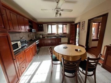 Excelente chalet 6 ambientes en Parque Ayerza, Castelar Norte.,  Posibilidad de permuta menor valor . Consulte.-