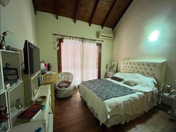 Excelente chalet 6 ambientes en Parque Ayerza, Castelar Norte.,  Posibilidad de permuta menor valor . Consulte.-