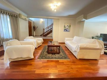 Excelente chalet 6 ambientes en Parque Ayerza, Castelar Norte.,  Posibilidad de permuta menor valor . Consulte.-