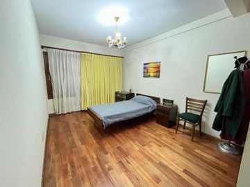 Excelente chalet 6 ambientes en Parque Ayerza, Castelar Norte.,  Posibilidad de permuta menor valor . Consulte.-