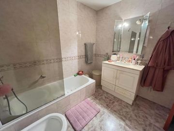 Excelente chalet 6 ambientes en Parque Ayerza, Castelar Norte.,  Posibilidad de permuta menor valor . Consulte.-