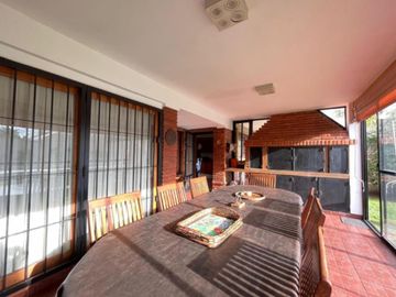 Excelente chalet 6 ambientes en Parque Ayerza, Castelar Norte.,  Posibilidad de permuta menor valor . Consulte.-