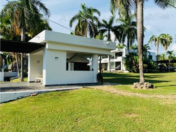 Se vende magnifica casa campestre en Melgar