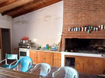 EN VENTA- CASA DE 2 DORMITORIOS SOBRE CALLE LEBEHNSHON