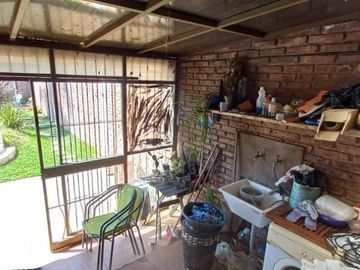 EN VENTA- CASA DE 2 DORMITORIOS SOBRE CALLE LEBEHNSHON