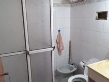 EN VENTA- CASA DE 2 DORMITORIOS SOBRE CALLE LEBEHNSHON
