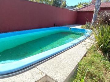 EN VENTA- CASA DE 2 DORMITORIOS SOBRE CALLE LEBEHNSHON
