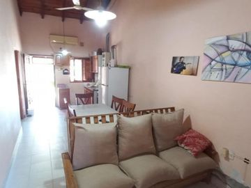EN VENTA- CASA DE 2 DORMITORIOS SOBRE CALLE LEBEHNSHON