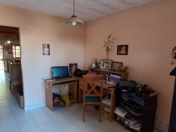 EN VENTA- CASA DE 2 DORMITORIOS SOBRE CALLE LEBEHNSHON