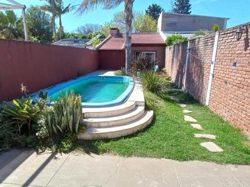 EN VENTA- CASA DE 2 DORMITORIOS SOBRE CALLE LEBEHNSHON