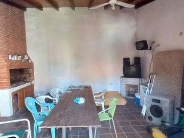 EN VENTA- CASA DE 2 DORMITORIOS SOBRE CALLE LEBEHNSHON