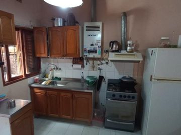 EN VENTA- CASA DE 2 DORMITORIOS SOBRE CALLE LEBEHNSHON