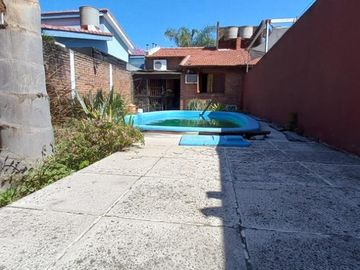 EN VENTA- CASA DE 2 DORMITORIOS SOBRE CALLE LEBEHNSHON