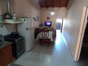 EN VENTA- CASA DE 2 DORMITORIOS SOBRE CALLE LEBEHNSHON