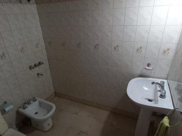 EN VENTA- CASA DE 2 DORMITORIOS SOBRE CALLE LEBEHNSHON
